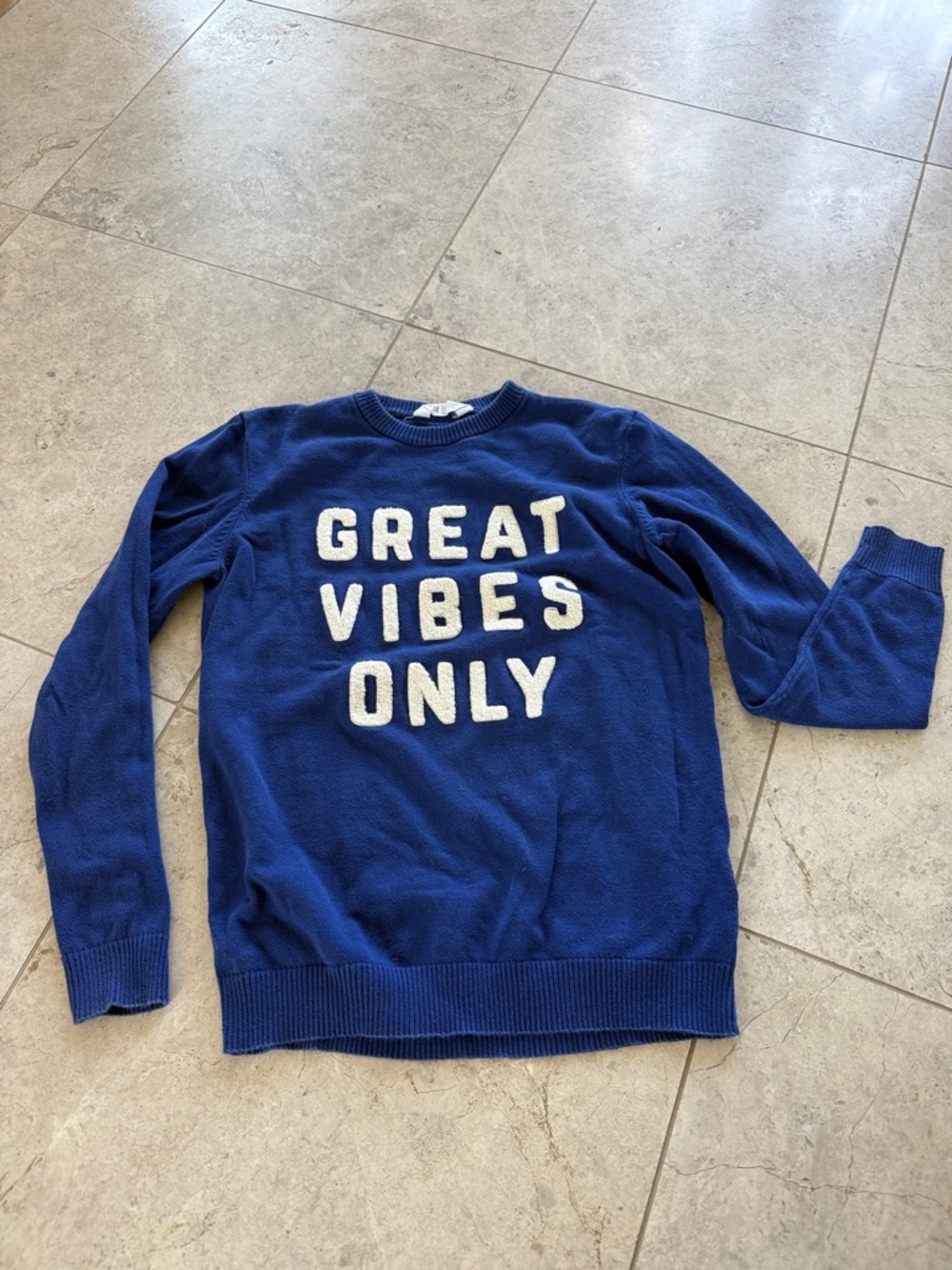 H&M Blue Crewneck Sweater with White 'GREAT VIBES ONLY' Lettering